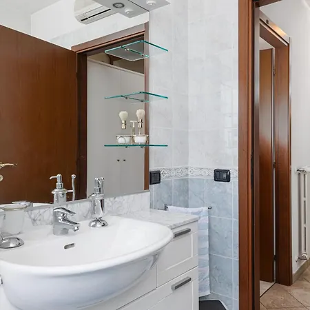 Ganden's Flat Модена