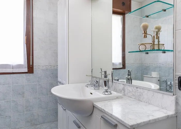 Ganden In With Free Parking * Modena